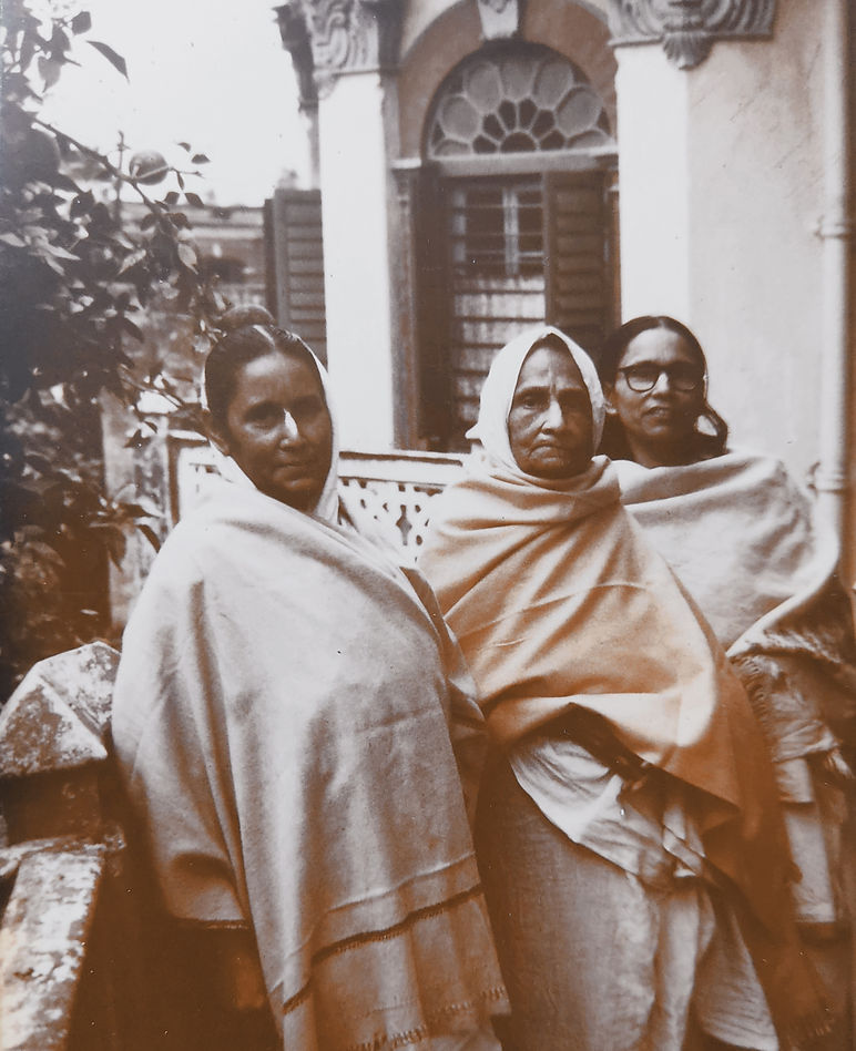From left to right: Gārgī, Sarayū, and Umā Dīdīs