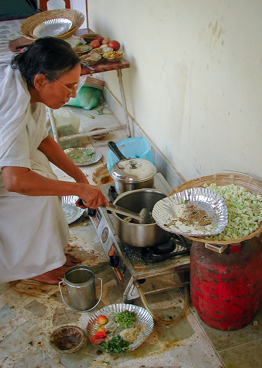 Cooking for Annakuṭa at Śrī Giridhārī Gauḍīya Maṭha, Govardhana