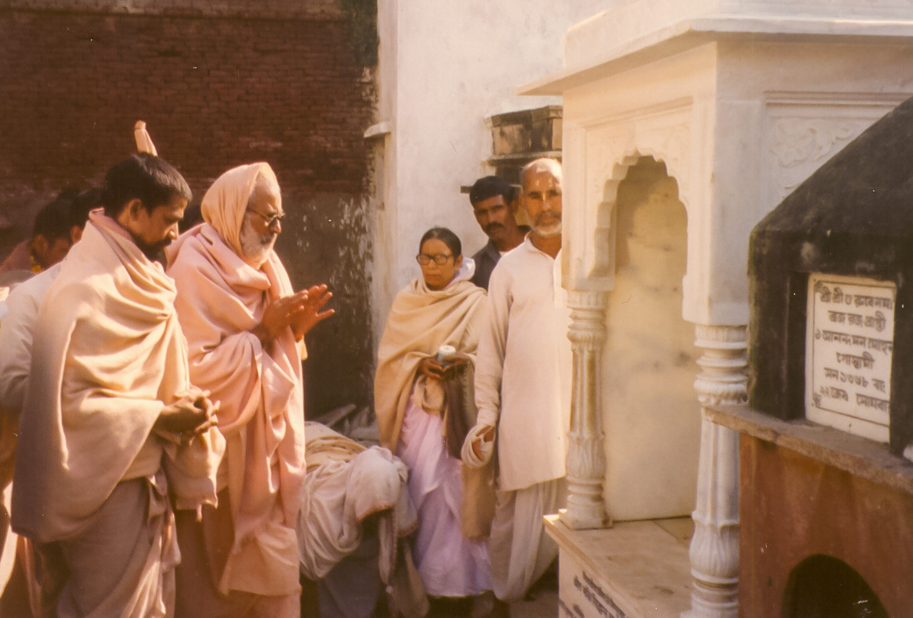 In front of Śrīla Prabhupāda Sarasvatī Ṭhakura's puṣpa-samādhi at Śrī Rādhā Dāmodara Mandira, Vṛndāvana