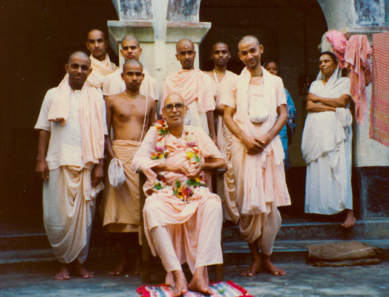 Śrīla Gurudeva with Umā Dīdī, Śrīpāda Mādhava Mahārāja, Śrīpāda Vana Mahārāja, Parameśvarī Prabhu and others