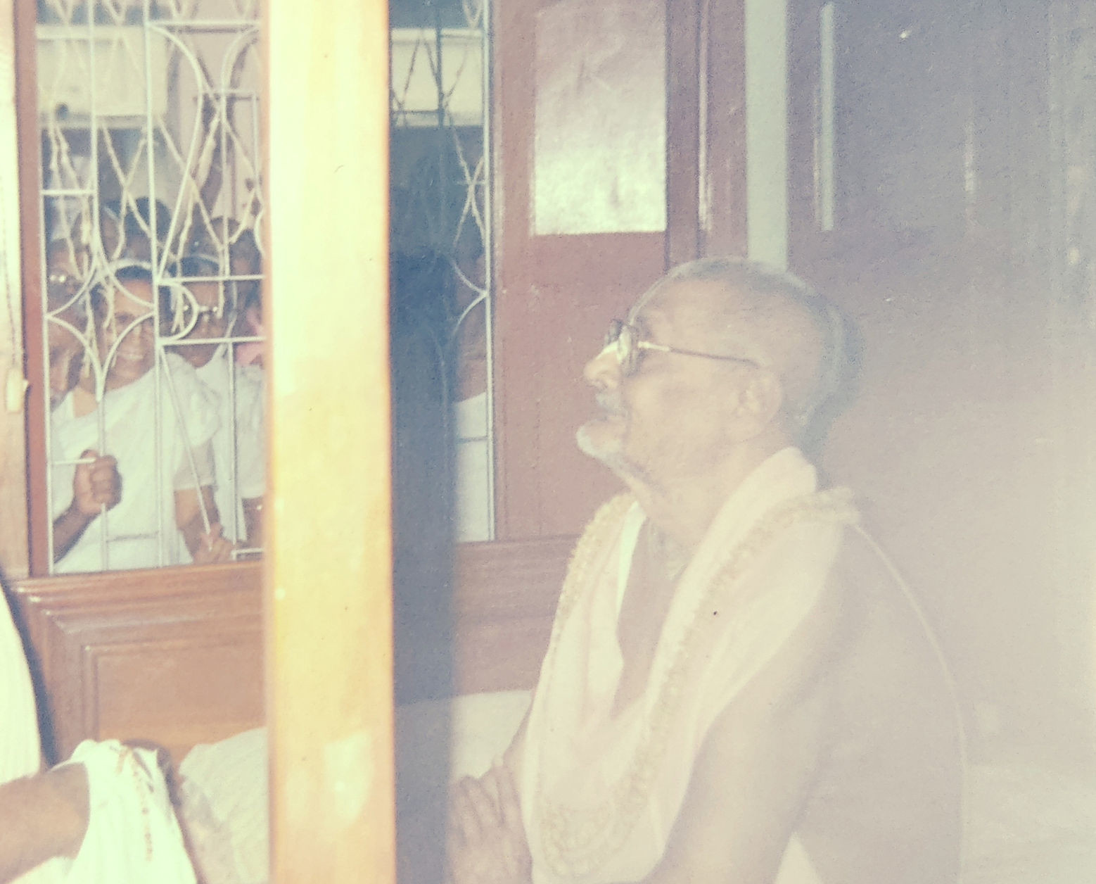 Umā Dīdī taking darśana of Śrīla Vāmana Gosvāmī Mahārāja